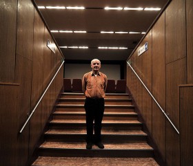 Jan Melnik - kierownik, kasjer, kinooperator, księgowy i garderobiany świebodzińskiego Kina Kosmos. Mówi, że jego kino wcale nie jest małe - ma 400 miejsc, system dolby i panoramiczny ekran perełkowy.
