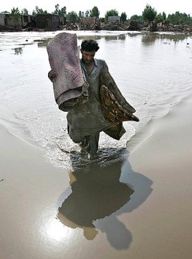 Azakhel w pobliżu Nowshera w północno-zachodnim Pakistanie, 14 sierpnia 2010 r.