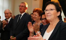 Na najdalszym planie Adam Szejnfeld (PO). Tu jeszcze gratuluje, za chwilę sam odbierze nagrodę. To jeden z europosłów, za którymi polska polityka może wkrótce zatęsknić.