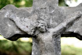 Krzyż na cmentarzu w Beniowej