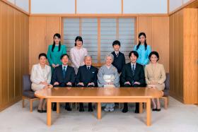 Cesarska rodzina witająca Nowy Rok 2019 w Pałacu Cesarskim w Tokio; w pierwszym rzędzie, od lewej do prawej: księżna Masako (dziś cesarzowa), książę Naruhito (dziś cesarz), cesarz Akihito, cesarzowa Michiko, książę Akishino i księżniczka Kiko; w drugim rzędzie, od lewej do prawej: księżniczka Mako, księżniczka Aiko, książę Hisahito i księżniczka Kako.