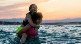 Kadr z filmu  „Pływaczki” Netflixa.