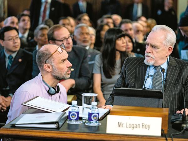 Showrunner Jesse Armstrong i grający Logana Roya Brian Cox na planie serialu „Sukcesja”.