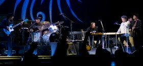 Leciwy Bob Dylan (drugi od prawej) i jego muzyczna drużyna