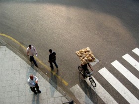 Rewolta w krajach arabskich ma podłoże głównie ekonomiczne. Na fot. sprzedawca chleba w Kairze.