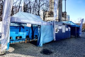 Dane z 31 marca 2022 r.: odsetek Polaków zaszczepionych co najmniej jedną dawką wynosi 58,89 proc. W pełni zaszczepieni stanowią 51,19 proc. społeczeństwa. Na fot. pusty punkt szczepień w Warszawie.