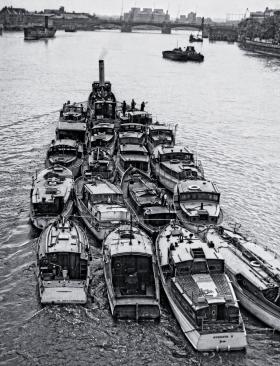 Holownik ciągnie do naprawy łódki i jachty wykorzystane w ewakuacji z Dunkierki.