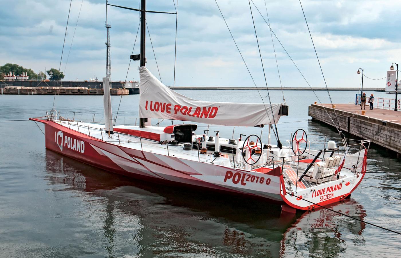 Jacht „I love Poland” Polskiej Fundacji Narodowej. 11 listopada miał wziąć udział w uroczystościach Święta Niepodległości w Plymouth. Spóźnił się 4 dni.