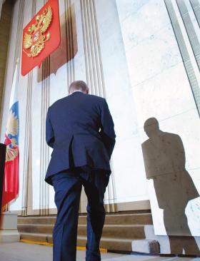 Na razie karty rozdaje Władimir Putin. Słabszy niż kiedyś, ale nadal wystarczająco potężny, by namaścić swojego następcę.