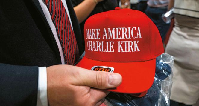 Hołd złożony przez Trumpa zmarłemu tonął w powodzi przechwałek na temat swych zbawiennych dla Ameryki dokonań.