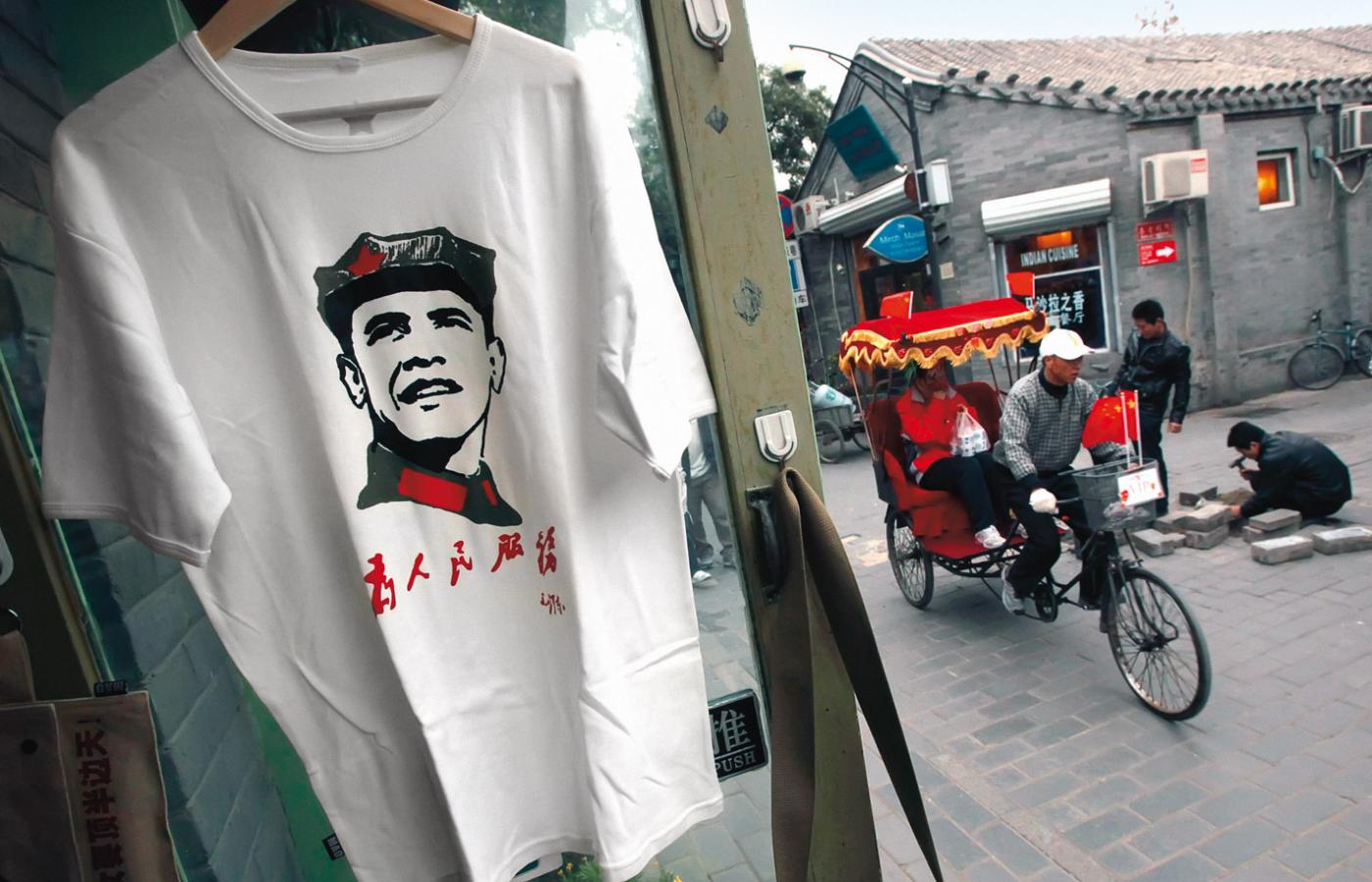 Stylizowany na Mao prezydent Obama na T-shirtach.