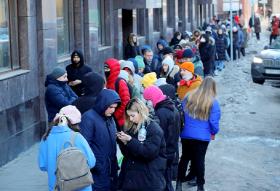 Mieszkańcy Sankt Petersburga w kolejce do bankomatów.