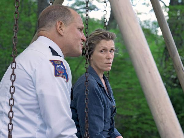 Matka (Frances McDormand) i szeryf (Woody Harrelson)