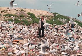 Każdego dnia miasto wypluwa tony odpadów.