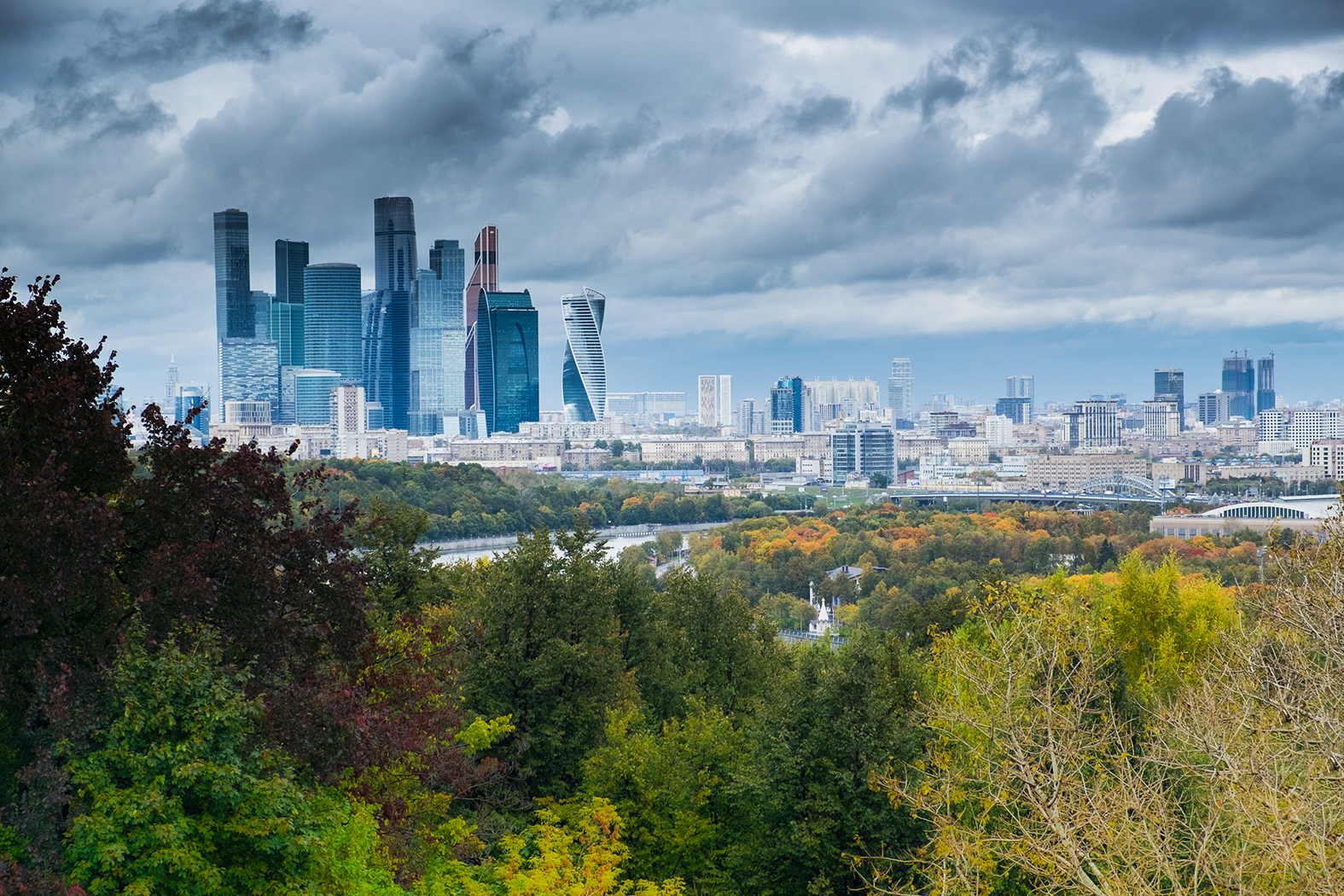 Wb gorod moskva. Городской Горизонт Москва. Воробьевы горы небоскребы. Москва Сити на горизонте. Вид на город Горизонт.