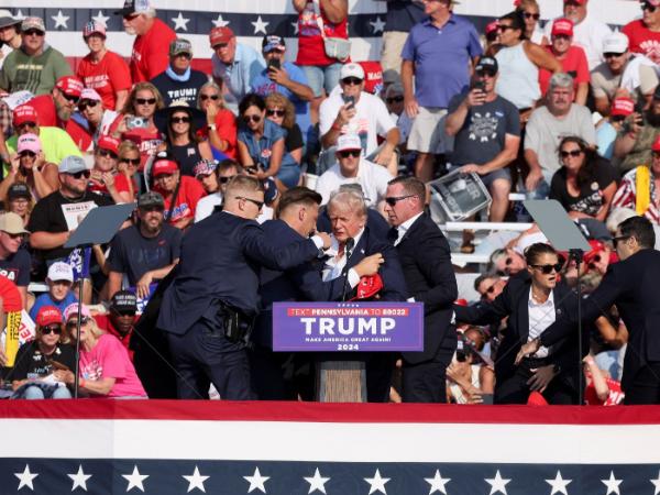 Secret Service ochrania Donalda Trumpa po tym, jak został postrzelony w prawe ucho podczas wiecu kampanijnego na Butler Farm Show w Butler w Pensylwanii.13 lipca 2024 r.