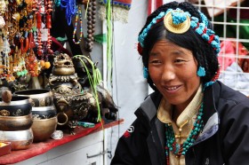 W Tybecie toczy się jednak normalne życie. Na ulicach Lhasy ludzie handlują.