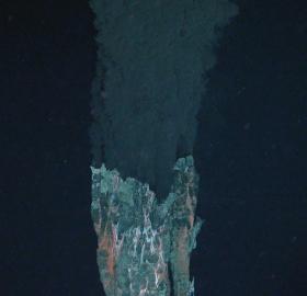 Czarny dymnik pola hydrotermalnego Beebe Vent Field. Najgłębiej położony komin hydrotermalny na świecie. Pięć km pod powierzchnią wody. Cayman Trough.
