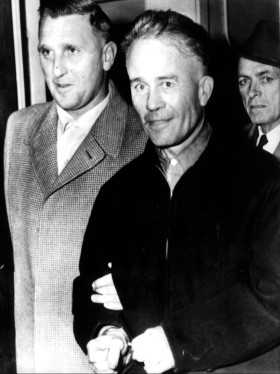 Ed Gein, pierwowzór filmowego Buffalo Billa. Udowodniono mu dwa zabójstwa kobiet, ale prawdopodobnie popełnił ich więcej. W jego domu znaleziono wyroby z ludzkiej skóry. Lekarze stwierdzili u niego schizofrenię i psychopatię seksualną.