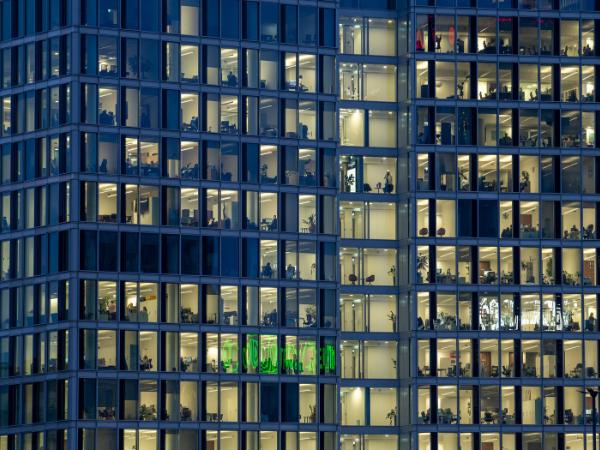 Prawdziwy cel reformy lepiej niż sejmowe uzasadnienia odsłaniały materiały promocyjne Lewicy. Choćby plakat, na którym szef – wyglądający jak przywódca gangu pruszkowskiego – zmusza pracowniczkę do przejścia na B2B, mimo że przysługuje jej etat.