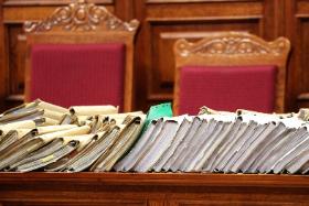 W ciągu dwóch pierwszych miesięcy do prokuratora generalnego wpłynęły 1054 wnioski o skargę nadzwyczajną od prawomocnego wyroku, potem przestano chyba to podliczać, bo świeższych danych nie ma.