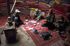 Istotną rolę w życiu nomadów pełni gościnność. Tradycja każe witać każdego przybysza posiłkiem. Na zdjęciu jurta w osadzie Sayotuk.
