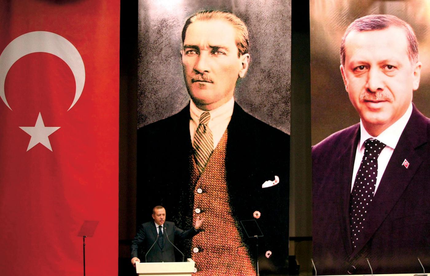 Prezydent Erdoğan przemawia na tle wielkich Turków: Atatürka i... Erdoğana.