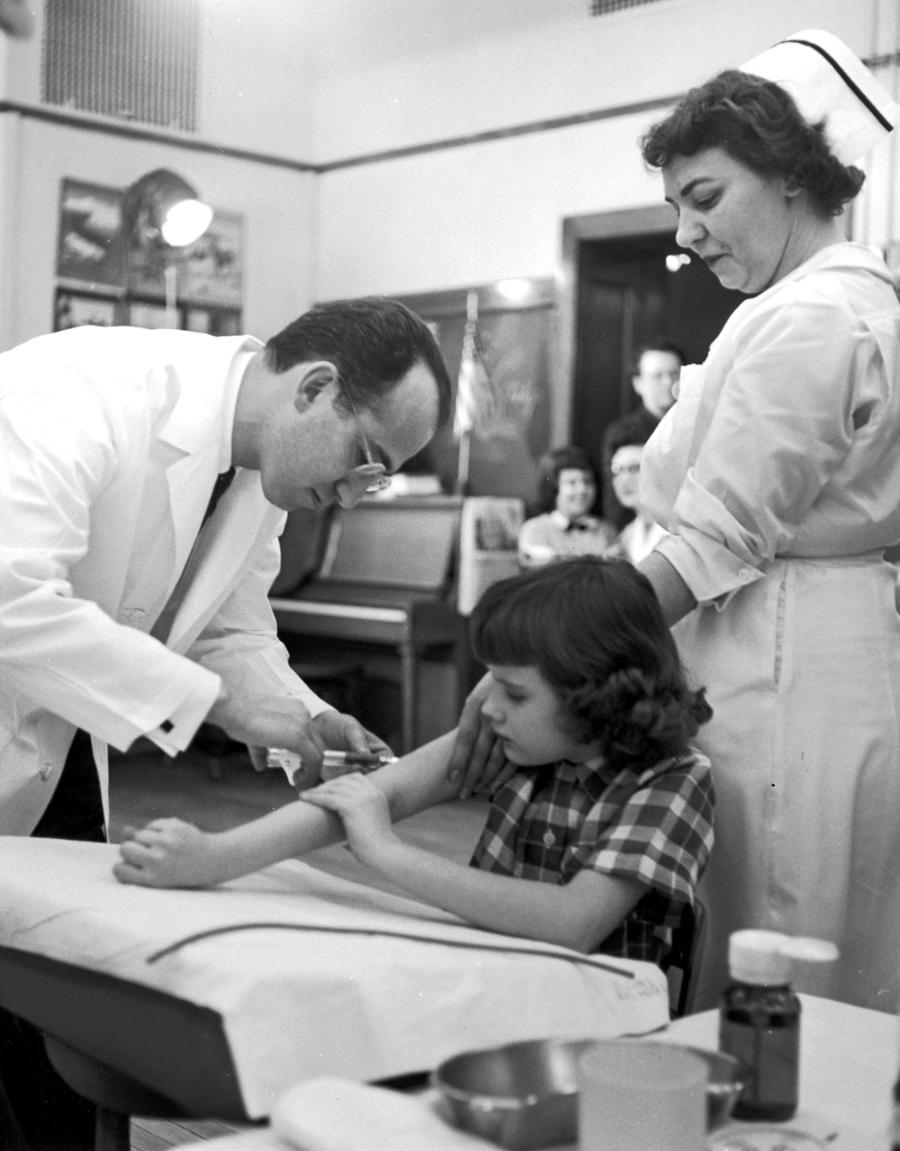 Zwycięstwo nad przerażającą chorobą – Jonas Salk podaje dziecku szczepionkę przeciwko polio; lata 50.