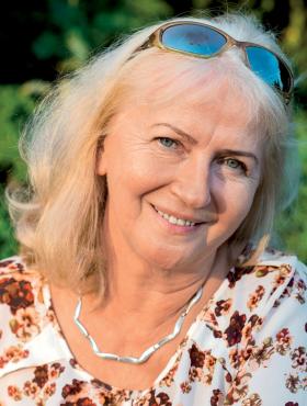 Dobrosława Wężowicz-Ziółkowska, dr hab., profesor Uniwersytetu Śląskiego. Zajmuje się m.in. kulturowymi formami wyobrażeń społecznych i estetyką popkultury.