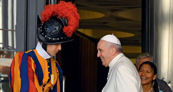Papież Franciszek wita się z gwardzistą przed sesją Specjalnego Zgromadzenia Synodu Biskupów w Watykanie, październik 2019 r.