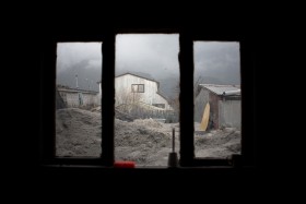 Kiedy popołudniami chmury mieszają się z dymem z wciąż aktywnego wulkanu, trudno uwierzyć, że to nie czarno-biały film.