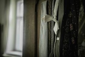 Można ulec złudzeniu, że drzwi tej szafy zamknął w lutym 1980 Iwaszkiewicz tuż przed wyjazdem do szpitala, a otwieram je dziś dopiero ja. Wącham marynarkę – pachnie trochę kurzem, trochę butwiejącym drewnem, a trochę starym człowiekiem.