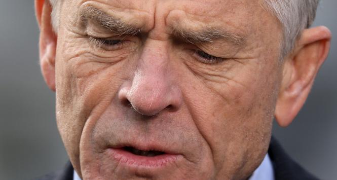 69-letni Navarro jest emerytowanym profesorem ekonomii z Uniwersytetu Kalifornijskiego w Irvine.