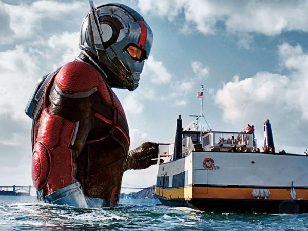 Ant-Man (Paul Rudd) w wersji gigantycznej.