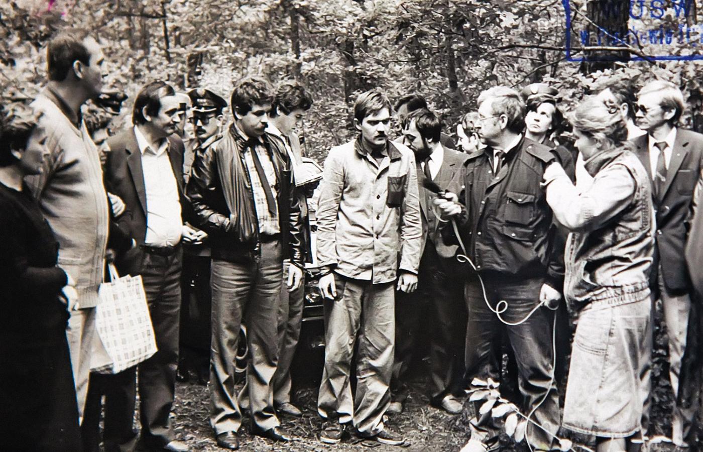 Skazany w 1989 r. Mariusz Trynkiewicz podczas wizji lokalnej w lesie, gdzie spalił swoje ofiary.