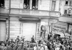 Czeski Cieszyn, październik 1938. Wieszanie tabliczki z nazwą ul. Józefa Piłsudskiego po zajęciu Zaolzia.