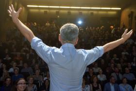 Biedroń może wskoczyć na wymarzoną dla jego ruchu falę, ale równie dobrze się podtopić, jeśli zwyciężą trendy zmierzające do zaostrzenia sporu.