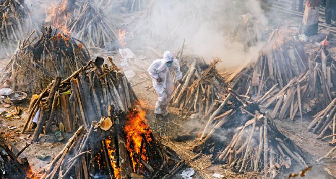 Płonące stosy pogrzebowe na jednym ze skwerów New Delhi.