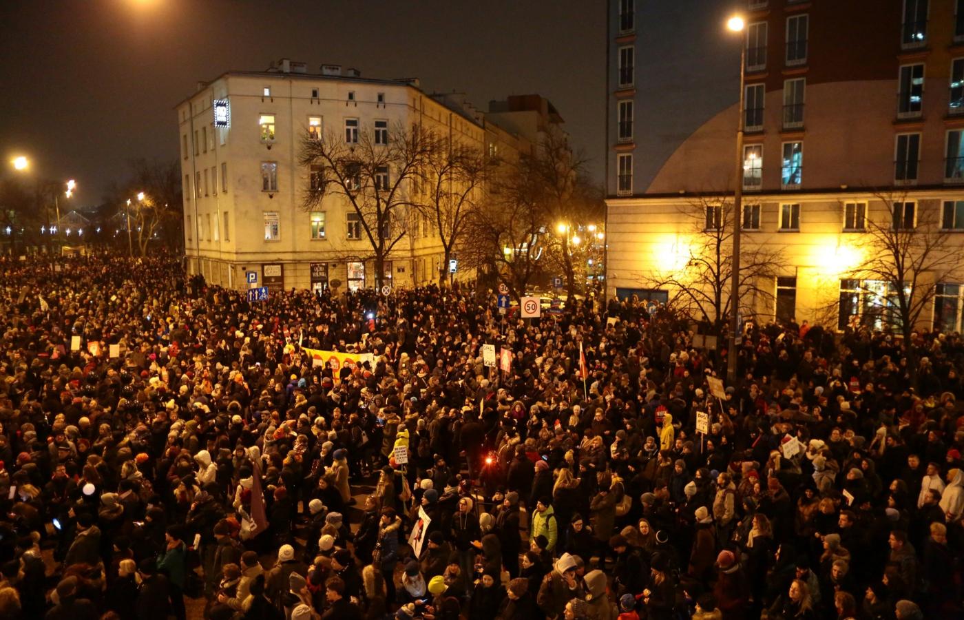 W Czarny Piątek przeszło ulicami Warszawy jeszcze więcej demonstrantów niż przed dwoma laty.