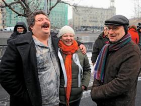 Pisarze: Dmitrij Bykow (od lewej) i Borys Akunin.