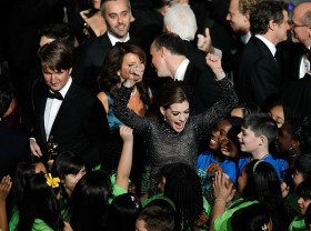 To był wieczór wielkich emocji (na fot. po lewej Tom Hooper ze statuetką dla najlepszego reżysera za film „Jak zostać królem”, obok tańcząca Anne Hathaway).