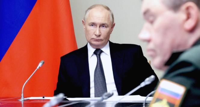 Władimir Putin w czasie spotkania poświęconego sytuacji w obwodzie kurskim. Na zdjęciu też szef Sztabu Generalnego Walerij Gierasimow