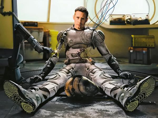 Alexander Skarsgård jako cyborg ze skłonnością do sarkazmu i mydlanych oper.