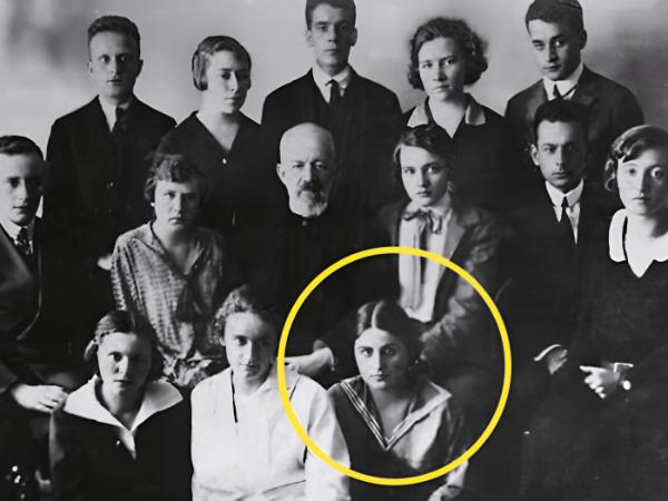 Janina Mahlberg wśród studentów na Uniwersytecie Jana Kazimierza we Lwowie, 1925 lub 1926 r.