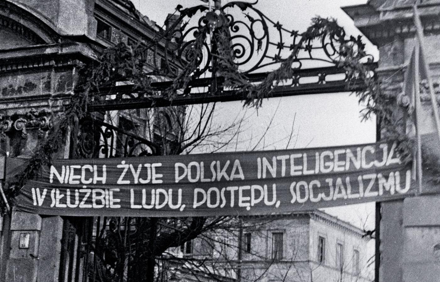 Brama Uniwersytetu Warszawskiego ustrojona hasłami z okazji I Zjazdu PZPR, 15 grudnia 1948 r.
