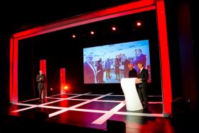 Przemawia Grzegorz Buczek, wiceprezes Towarzystwa Urbanistów Polskich. Publiczności opowiedział m.in. o (wyjątkowo burzliwym) przebiegu obrad.