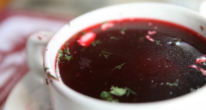 Barszcz czerwony z pasztecikiem - jest nieodzownym daniem, zwłaszcza nad ranem po całonocnej hulance.