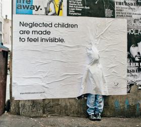 15. „Zaniedbane dzieci czują się niewidzialne. Powiedz STOP przemocy wobec dzieci” (Australia).