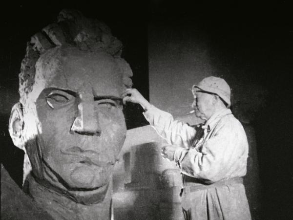 Dunikowski podczas pracy nad rzeźbą „Robotnik”, 1948 r.