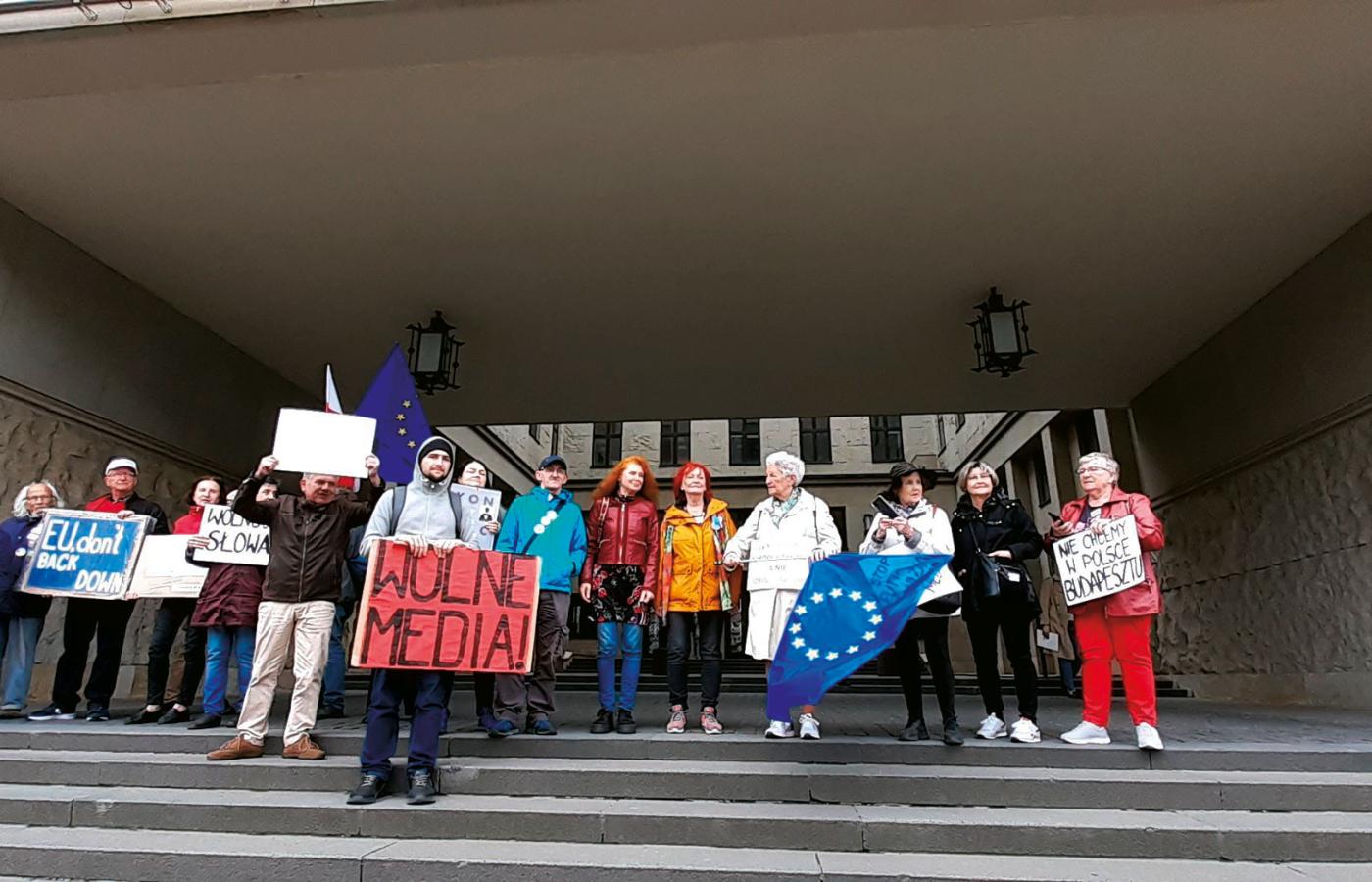 Aktywiści manifestujący przed sądem solidarność z Ewą Siedlecką.